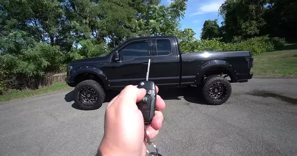Ce se întâmplă dacă scoți cheia în mers la un pickup Ford vechi (VIDEO)