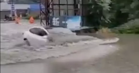 Când Tesla submarin se făcu! Model 3 are calități nebănuite (VIDEO)