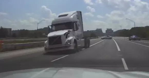 Urmărire pe contrasens cu un TIR! Cum a fost oprit șoferul (VIDEO)