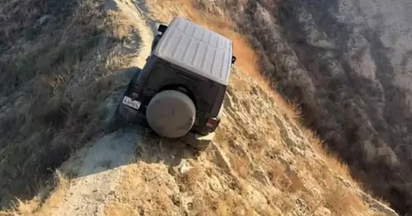 Un Jeep Wrangler a rămas blocat în munți, Ford s-a oferit să-l salveze (VIDEO)