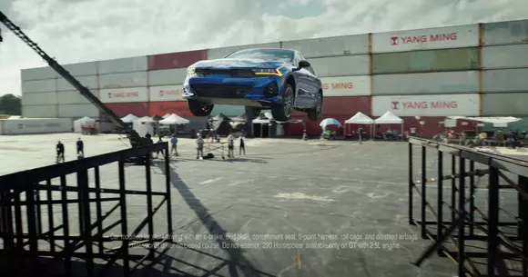 Kia K5 face piruete în aer în cea mai recentă cascadorie (VIDEO)