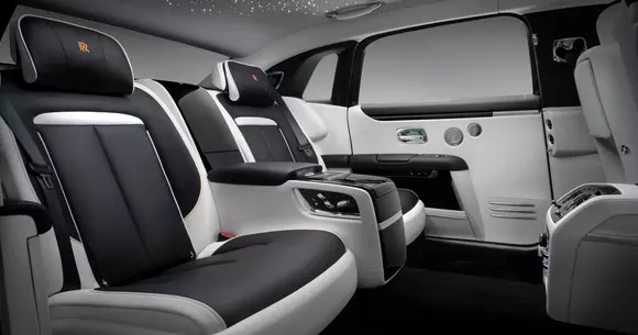 Rolls-Royce Ghost extended aduce și mai mult spațiu pentru pasagerii din spate