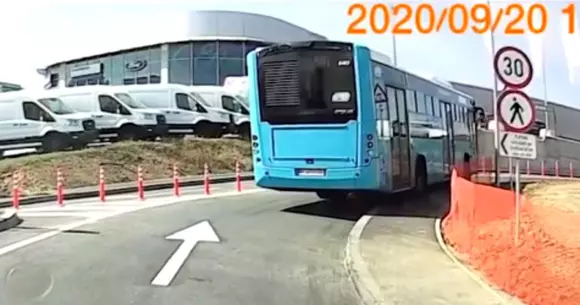 Pasajul Ciurel, abia inaugurat, e prea îngust pentru autobuze (Video)