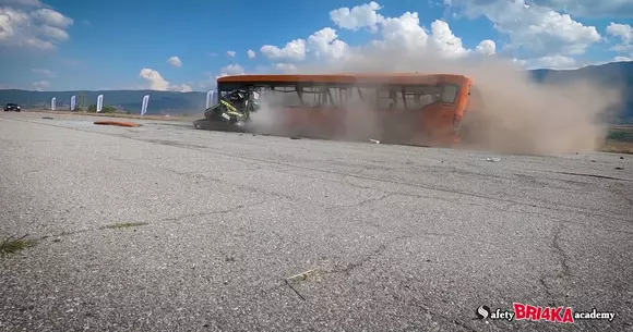 Cel mai rapid crash test din lume: 208+ km/h! (VIDEO)