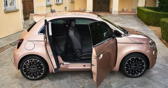 Fiat 500e are versiune cu patru uși. Două sunt pe partea dreaptă
