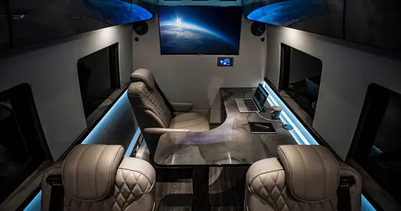 Așa arată un birou mobil în adevăratul sens al cuvântului! (FOTO)