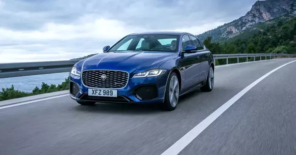 Jaguar XF facelift se laudă cu ecran curbat, motorizări cu până la 300 CP