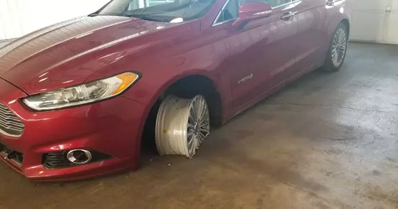 O mașină a fost ștearsă de asfalt în urma unei tractări nefericite (FOTO)