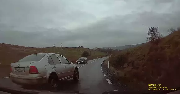 Șofer bistrițean își face praf mașina (și mâna stângă) după o depășire nereușită (VIDEO)