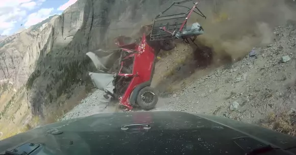 Jeep Wrangler, făcut praf pe o trecătoare montană (VIDEO)