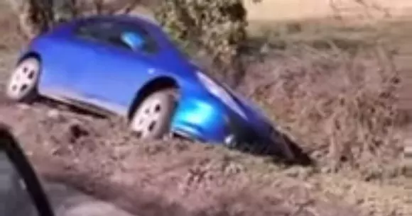 Cea mai comică replică primită de un șofer care a ajuns cu mașina în șanț (VIDEO)