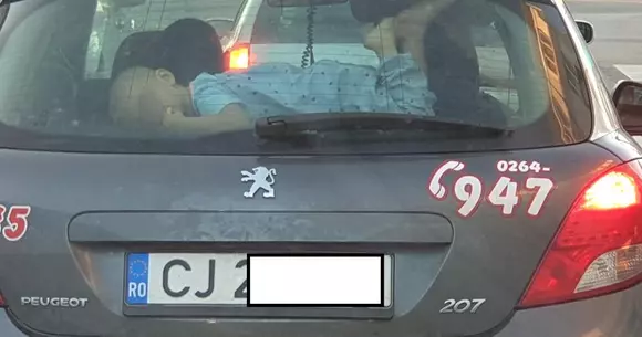 Un copil a fost plimbat cu mașina prin Cluj-Napoca lipit de lunetă