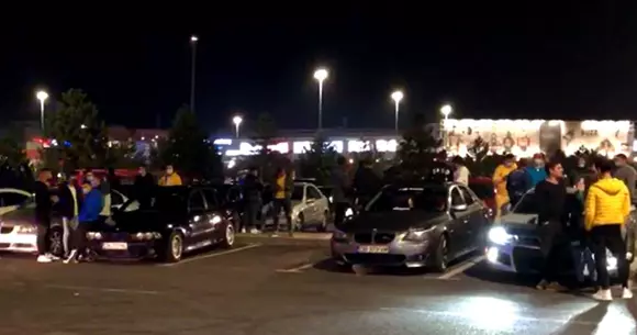 Drifturi în parcarea unui mall din București, oprite de polițiști