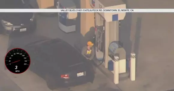 A oprit să alimenteze la pompă în timp ce era urmărit de poliție. A și plătit! (VIDEO)