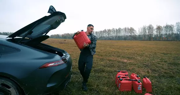 Vlogger rus dă foc unui Mercedes-AMG GT S 4-Door Coupe din cauza unei defecțiuni