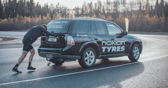 Record mondial pentru Jussi Kallioniemi și Nokian la... împins mașina.