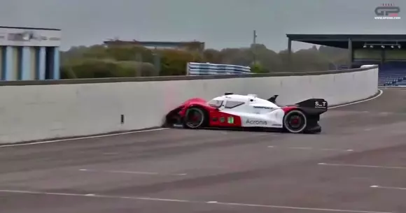 VIDEO: un robot a înfipt în parapet o mașină de curse fix la start