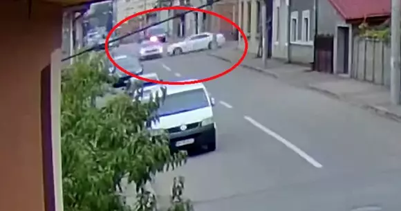 Momentul când o mașină de poliție cu girofarul aprins e lovită în plin de un Audi (VIDEO)