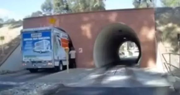 Cineva a încercat să bage un camion pătrat într-un tunel rotund (VIDEO)
