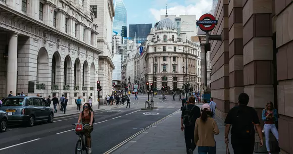 Mașinile noi cu motoare convenționale vor fi interzise la vânzare din 2030 în Marea Britanie