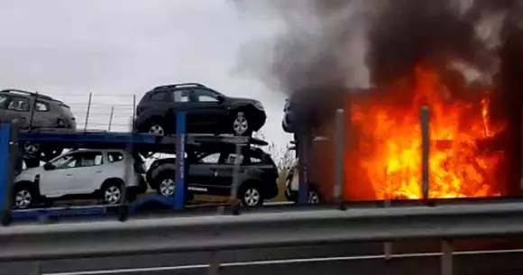 O platformă cu mașini noi a luat foc în mers pe autostrada A1