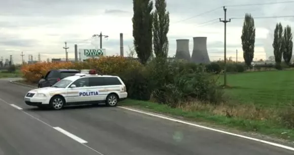 Un echipaj de poliție a poziţionat autospeciala pe care se afla radarul perpendicular pe şosea