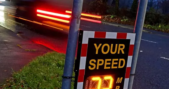 O româncă prinsă cu 165 km/h lângă Londra i-a spus judecătorului că nu și-a dat seama că ajunsese în Anglia