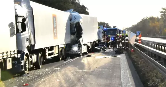 Accident teribil în Germania: un șofer de camion a intrat cu viteză într-un blocaj în trafic