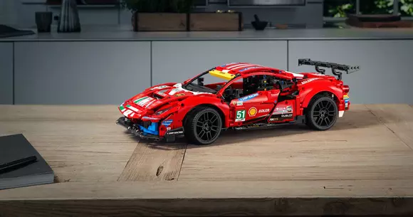 Cadou de an nou: Ferrari 488 GTE de la LEGO Technic