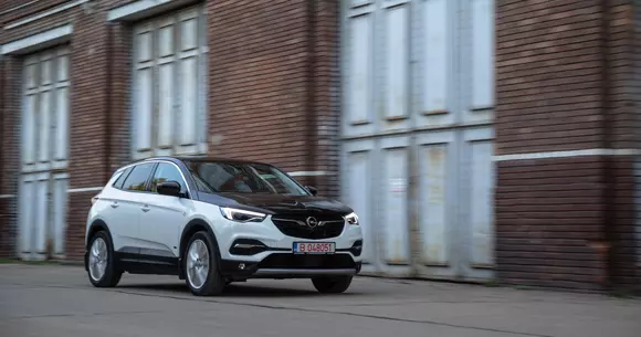 Opel Grandland X Hybrid4: 300 de cai cu priză