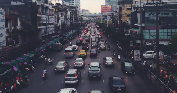 Trucurile care te ajută să te strecori în trafic