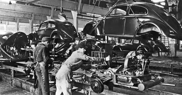 Acum 75 de ani, Volkswagen Beetle își începea glorioasa carieră