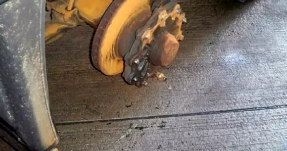 Șofer român de TIR prins circulând fără o roată la camion, pe o autostradă din Germania