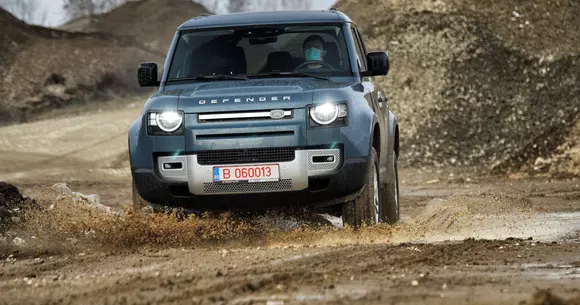 Land Rover Defender: Umbra tehnologizată