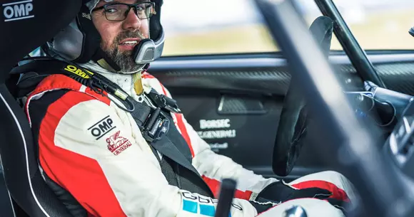 Adi Teslovan debutează în clasa RC2N cu locul doi la Raliul Brașovului