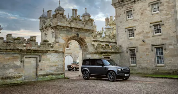 Ce are în comun noul Land Rover Defender V8 cu Munții Carpați?