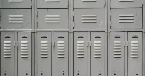 (P) Vestiarul metalic compartimentat, adiția perfectă într-un atelier auto!