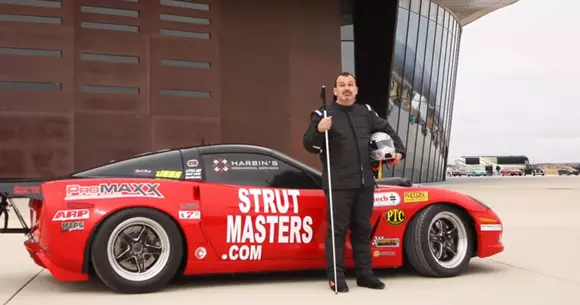 O nouă tentativă de record mondial: un nevăzător vrea să conducă cu 324 km/h