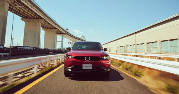 Mazda MX-30 este ofertată în România la pachet cu o stație de încărcare Elvi EVBox, cadou de la ENGIE