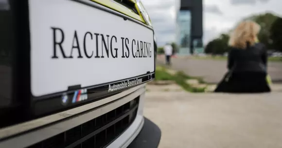 David vs Goliat: MINI Cooper SE în luptă directă cu Tesla la prima etapă de Super Slalom de la București