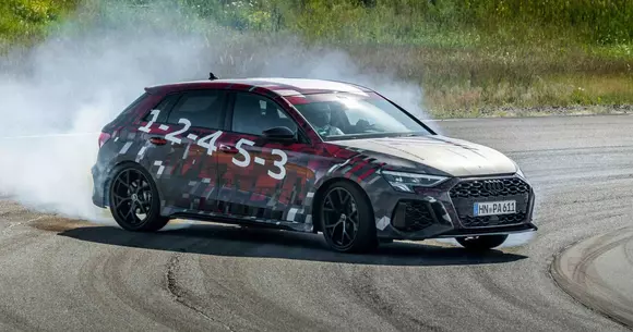 Audi RS3 se pregătește de debut: primele imagini cu prototipul