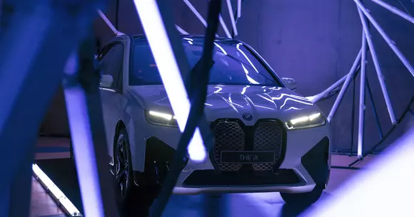 BMW iX față în față cu cel mai puternic LASER din lume