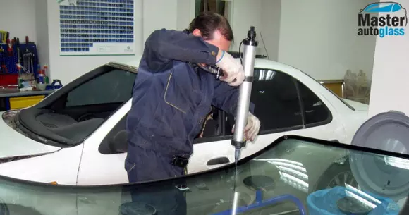 (P) Vrei să îți schimbi parbrizul la mașină? Master Auto Glass poate fi potrivit pentru tine
