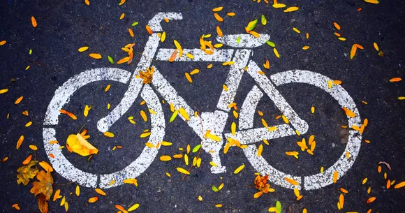 Noi prevederi din Codul Rutier: depășirea bicicliștilor și circulația trotinetelor electrice