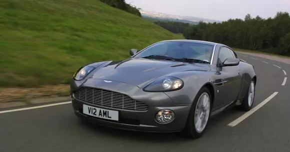 Sărbătoare pentru Aston Martin: Vanquish împlinește 20 de ani