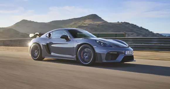 Ăla micu’ s-a făcut mare: Porsche 718 Cayman GT4 RS consolidează calificarea sportivă a seriei „de bază” Porsche.