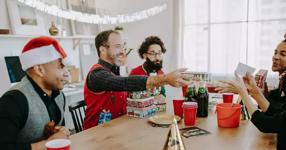 (P) Secret Santa - Cum sa te pregatesti de Craciun pentru jocul cu colegii de la birou