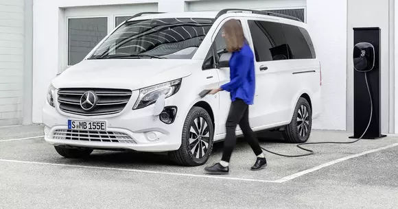 Modernizată la modul serios, seria Mercedes-Benz eVito corespunde acum unor exigențe de transport superioare.