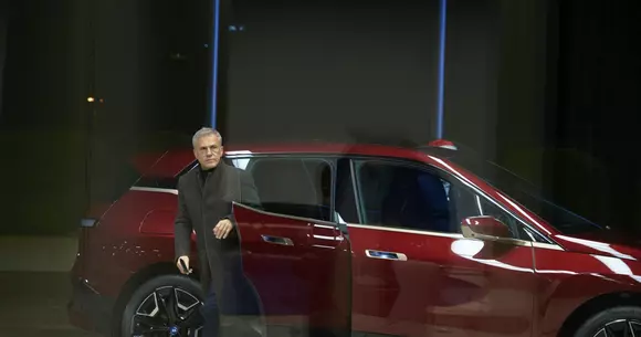 Christoph Waltz fuge de Crăciun într-un video semnat de BMW