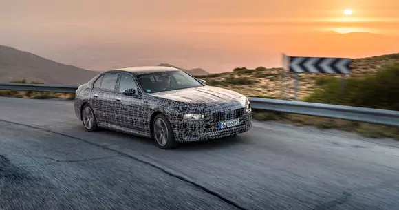 Să ne mai și încâlzim: așa se testează viitorul BMW i7 în condiții de caniculă